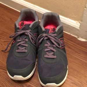 Women’s size 12 new balance tennis shoes